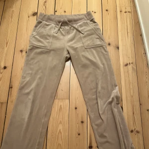 Juicy Couture byxor - Beiga Juicy byxor i väldigt bra skick. Fick i julas och använda sparsamt. Pris kan diskuteras. 