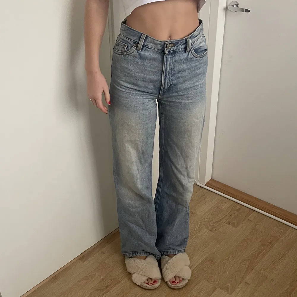 Dessa fina jeansen är i storlek 24. De är bra skick. De är ifrån monki och i stilen wide jeans. Köparen står för frakten.. Jeans & Byxor.