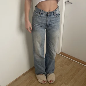 Wideleg jeans - Dessa fina jeansen är i storlek 24. De är bra skick. De är ifrån monki och i stilen wide jeans. Köparen står för frakten.