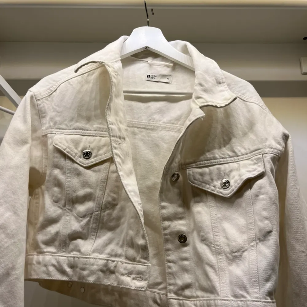 Oanvänd vit jeansjacka från gina tricot i storlek xs💓. Takit.