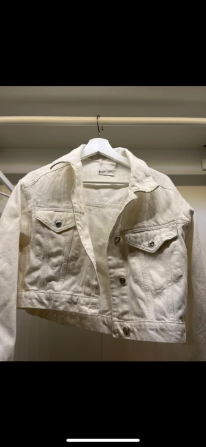 Vit jeansjacka  - Oanvänd vit jeansjacka från gina tricot i storlek xs💓