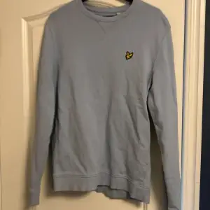 Sweatshirt från Lyle and scott fint skick knappt använd