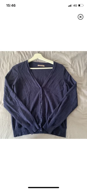 Marinblå kofta - Kofta som jag inte längre använder, bra skick! Använd ca 3ggr.