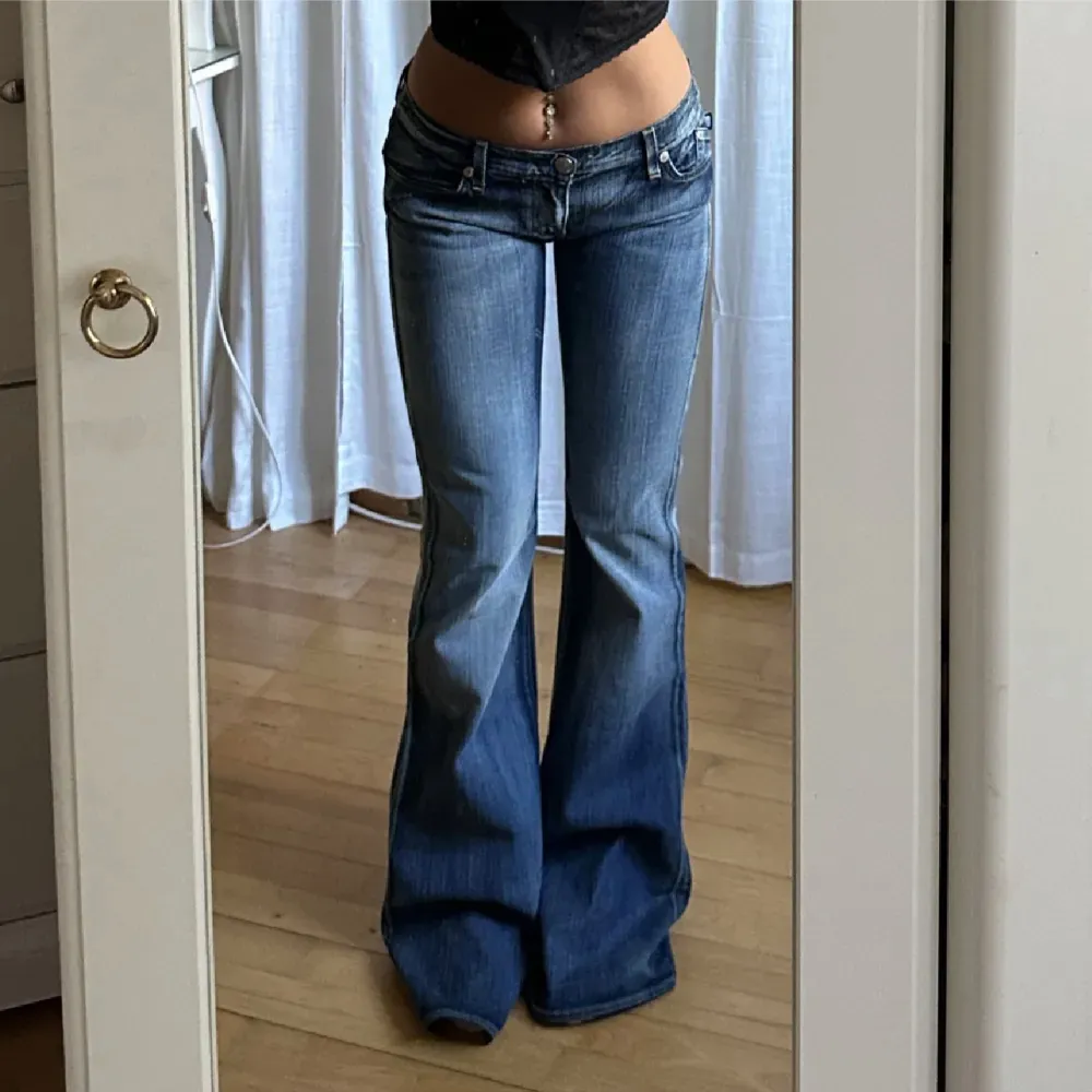 Säljer dessa som jag köpte av Julia storfeldt, det är rock & republic, designade av Victoria beckham, midja 84cm, innerben 89cm💓hon på bilden är 165cm. Jeans & Byxor.