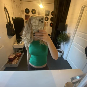 grönt linne - topp i en jättehärlig grön färg, använd några gånger men i bra skick!