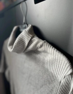 Ribbad polotröja  - Ljus grå ribbad polotröja som är använd ett fåtal gånger och tvättad🌿 Storleken är Small men skulle passa som en medium också! 