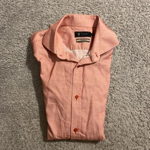 Riley skjorta - Storlek M I väldigt bra skick förutom att det är ett pyttelitet hål  Nypris 799