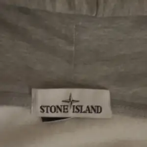 Jag säljer min stone island tröja då den inte passar mig längre och går inte att lämna tillbaka den då jag var för snabb att ta bort tagsen/lapparna. DEN ÄR ANVÄND ENDAST EN GÅNG DÅ JAG TESTADE DEN