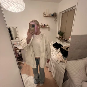 Jacka  - Säljar denna efter snygga jackan från monki, nästan aldrig använd, sitter som en oversized S☺️