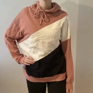 Svart, vit och rosa hoodie från H&M divided i storlek M. Använd fåtal gånger därav nyskick. Säljer pga att den inte kommer till användning