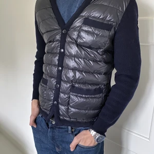 Moncler cardigan  - Säljer nu denna ovanliga cardigan eftersom den är lite för liten för mig. Den är i riktigt bra skick och sjävklart äkta, äkthetsbevis finns. Kan tänka mig att sälja den billigare vid snabb affär. Tveka inte på att höra av er vid frågor!