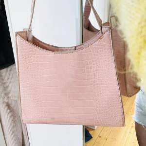 Såå söt rosa väska från NA-KD!! Köp direkt för 170:- eller skriv privat och lägg eget bud💗⭐️