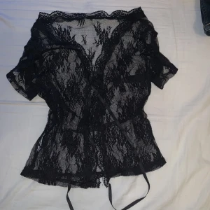 meshtopp med mönster - Skitsnygg svart meshtopp med mönster, kan knytas! 