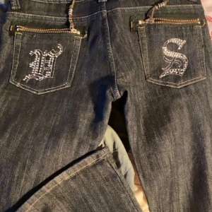 Super coola jeans  - Säljer som här super coola Jensen som ja köpte under sommaren utomlands, storlek XL men passar Mia som är en 36/38 i byxor så storleken kan vara lite förvirrande men om ni vill ha fler bilder ba skriv,❤️(säljs för de inte min stil längre)