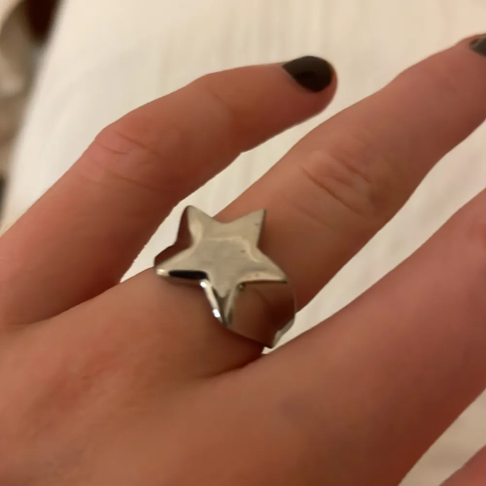 Hej säljer denna jätte gulliga ring som är en stjärna och den är i stål som inte rostar💕. Accessoarer.
