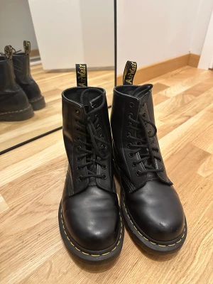 Dr. Martens 1460  - Säljer min kängor från Dr. Martens 1460 i stl 37 för 800kr nypris 2100kr. Köpte den förra året och använde några gånger under vinter. Det var lite repor men sulorna och sömmen ser väldigt bra ut🤗 Ej kvitto och kartong *dm för mer bilder*