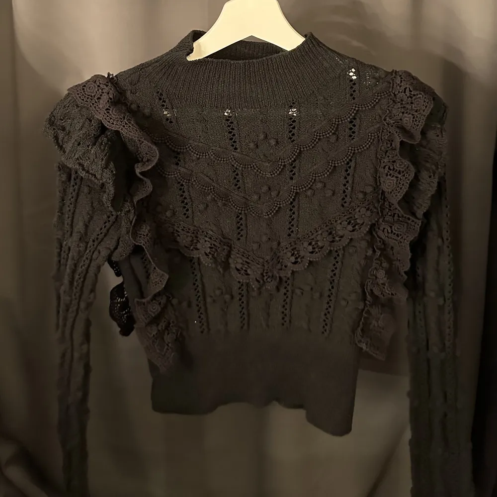 Fin tröja från Zara i väldigt bra skick som inte längre säljs i butiken!🖤  Storlek S. Tröjor & Koftor.
