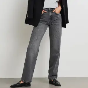 Jättefina gråa jeans från ginatricot med raka ben. Använda fåtal gånger. Priset går att diskutera vid snabb affär😊