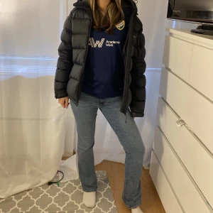 Peak jacka, mörkblå  - Säljer denna jätte snygga jackan i mycket bra skick! Storleken är M, jag är egentligen en S, gillar lite oversized jackor😍. Men detta är verkligen en jacka för folk som ofta fryser! Är 100% ärlig när jag säger att jag aldrig någonsin frusit i denna!!❤️