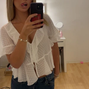 Blus - Världens gulligaste blus från zara💞💞kommer inte till anvönding, säljer dyrt då jag är osäker på att sälja