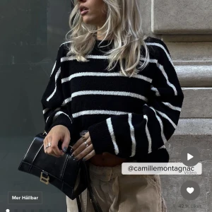 Stickad tröja - Stickad tröja från NAKD. Nyskick, jätte fin tröja vit och svart randig. Storlek XS. 200✨pris kan diskuteras vid snabb affär 