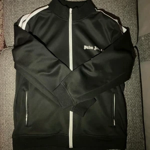 Palm angels tröja - Äkta✅. Palm Angels tröja i nyskick. Fickan är lite konstig på insidan men inga hål (skriv för bild).