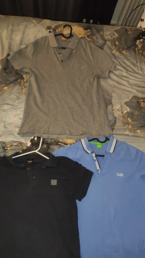 3 Hugo Boss t-shirt ( tröjor ) L slim fit - Jätte fina Hugo Boss t-shirt som tyvär inte kommer till användning då jag har gått ner i vikt och landat på M storlek.  Alla är slim fit L, alltså sitter det perfekt för dig som har storlek L.  Säljs endast som paket :)