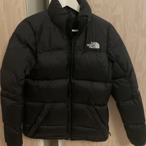 North Face jacka - Svart North face jacka i storlek XS. Säljer då den inte kommer till användning längre. I mycket bra skick. Storlek xs men är inte så liten så storleken så passar S-M också 