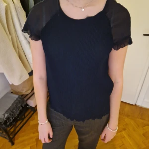 Mörkblå blus zara - En topp från zara som är sönder i kragen men lätt att sy 💞