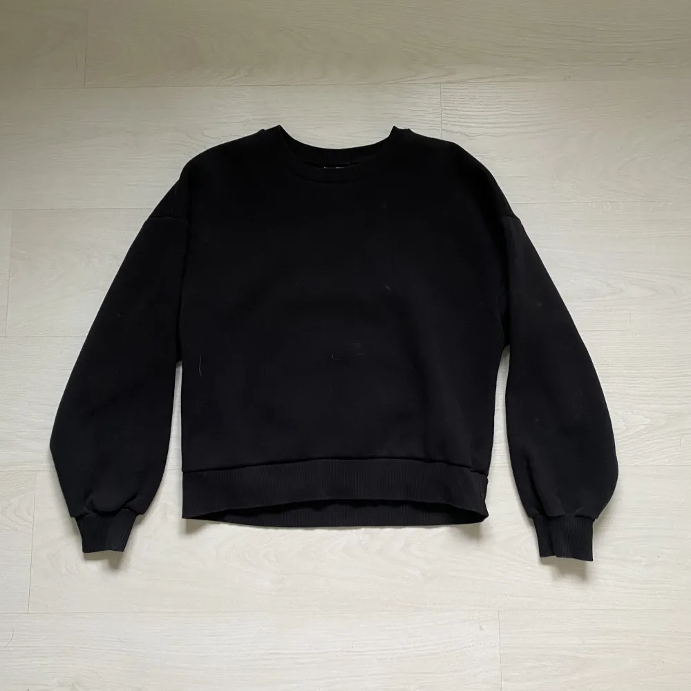 Säljer även denna svarta tröja från Gina Tricot i storlek Small, vilket är en likadan som den grå!!🖤🖤. Hoodies.
