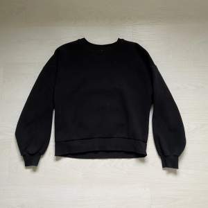 Säljer även denna svarta tröja från Gina Tricot i storlek Small, vilket är en likadan som den grå!!🖤🖤