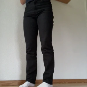 Svarta jeans - Ett par raka svarta jeans med lite struktur🤍jätte fina men kommer inte riktigt till användning. Som salt rak passform och mellanväg i midjan!!