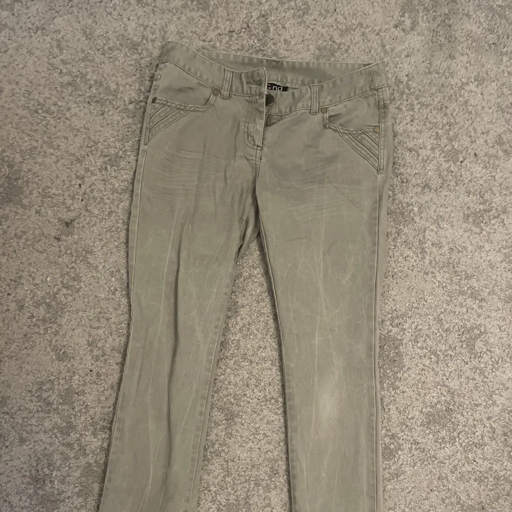 Grön gråa Lågmidjade jeans med bra längd i benen (är 1,65). Jeans & Byxor.