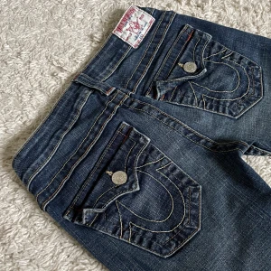 Vintage True Religion Jeans  - Lågmidjad och straight/smått bootcut modell. ❤️ Innerben 78-79cm, midja rakt över: 37cm. Jag är 165cm som referens! 🥰Storlekslappen är avklippt men kan fixa fler mått. 🫶 Håll koll på min profil, lägger för det mesta upp vintage jeans! 😍