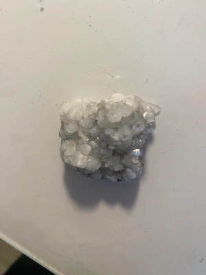 Sten - Bergskristall. Rensar före packetering. 🩷köpt här på Plick.