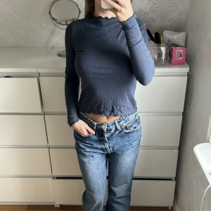 mörkblå långärmad tröja - säljer en långärmad tröja på grund av att jag inte använder den. Har använts ett få tal gånger och är i jätte fint skick!