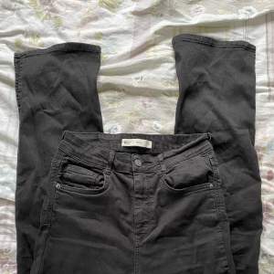 Säljer dessa bootcut jeans med slits från Gina tricot då de tyvärr inte används💖 storleken är M men passar även som S. 
