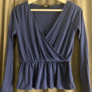 Blå tröja - Långärmad Marinblå tröja, den är V ringad och har resår i midjan sitter jättefint men säljer pga att den är lite för stor för mig 