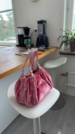 Juicy väska - Hej, jag säljer min juicy väska som inte kommer till användning, jag köpte den för 3500 men säljer för 1000. Skriv privat för mer frågor och bilder.❤️