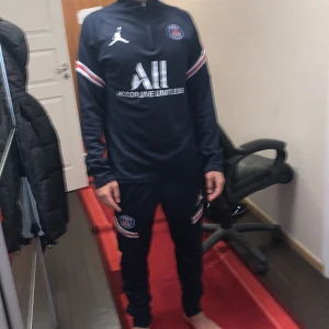 Psg dress 850kr M - I perfekt skick knappt använd. Kan bäras i S och M