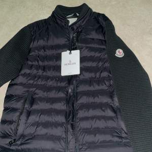 En helt ny moncler cardigan som är använt bara 2 gånger, jättebra skick och inga skador alls, skriv gärna vid intresse.