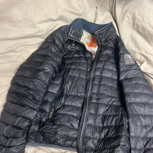 Parajumperjacka - Fick denna i present för två år sedan. Knappt använd. Har tyvärr inget kvitto kvar. Har den i S men sitter som en Xs då jag vanligtvis har det. Priset är lågt pågrund av att jag vill bli av med den då den inte kommer till användning.