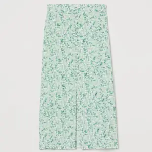 Vacker grön kjol från H&M, säljer då den har blivit förliten❤️🫶🏻