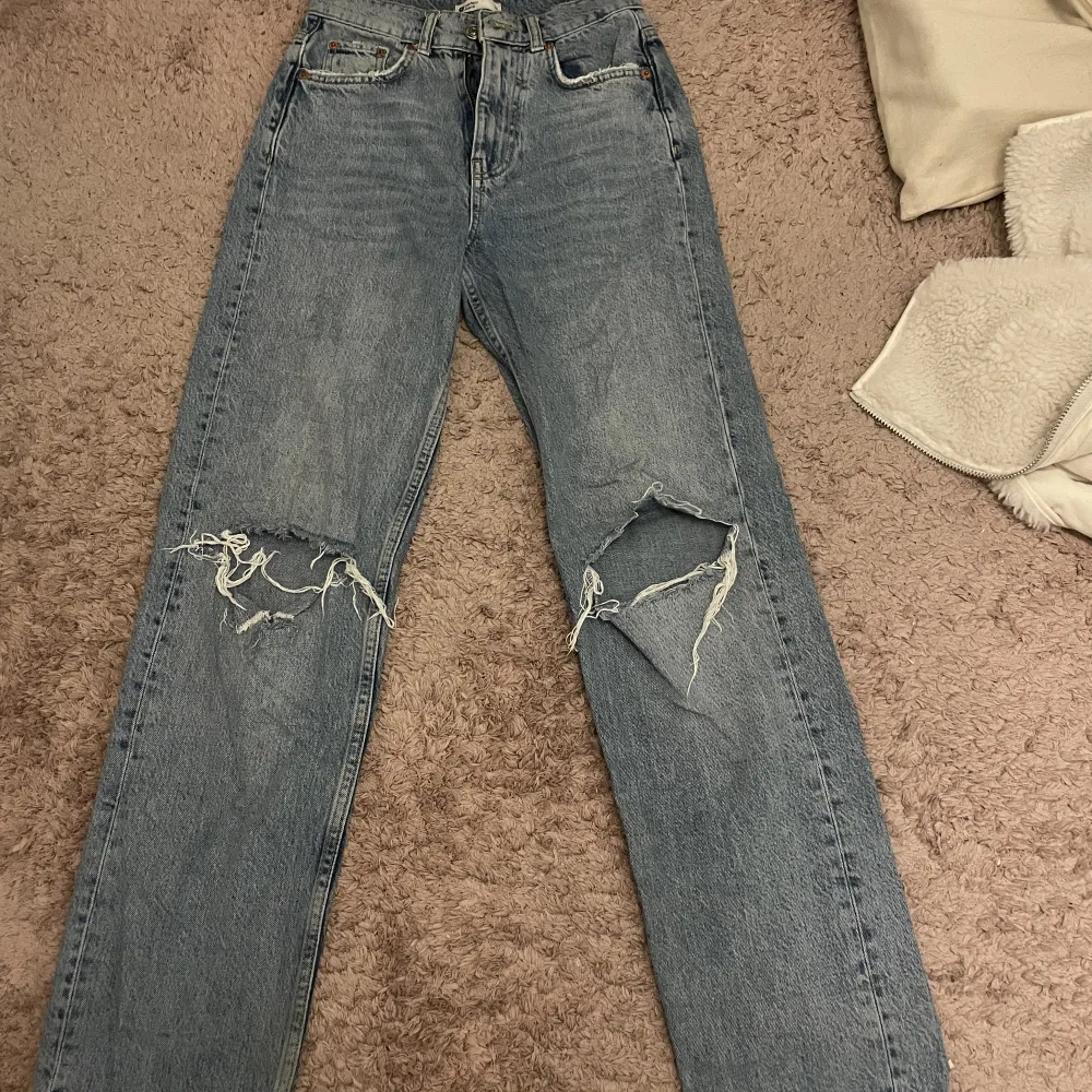 Säljer mina midwaist håliga jeans som är typ havsblåa, använda ett fåtal gånger men har inga defekter. Köpta från ginatricot, säljer även ett exakt likadant par i ljusblått i min profil. Priset kan diskuteras 💓. Jeans & Byxor.