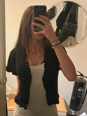 Svart bolero/kofta - Säljer denna jättefina svarta boleron från chiquelle då den inte kommer till användning, inga defekter alls och använd några få gånger, lite osäker på storleken men skulle säga att den passar någon som är XS-M. Kom privat för mer information 