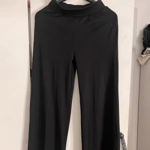 Svarta byxor  - Jättemysiga byxor, använd fåtal gånger! 