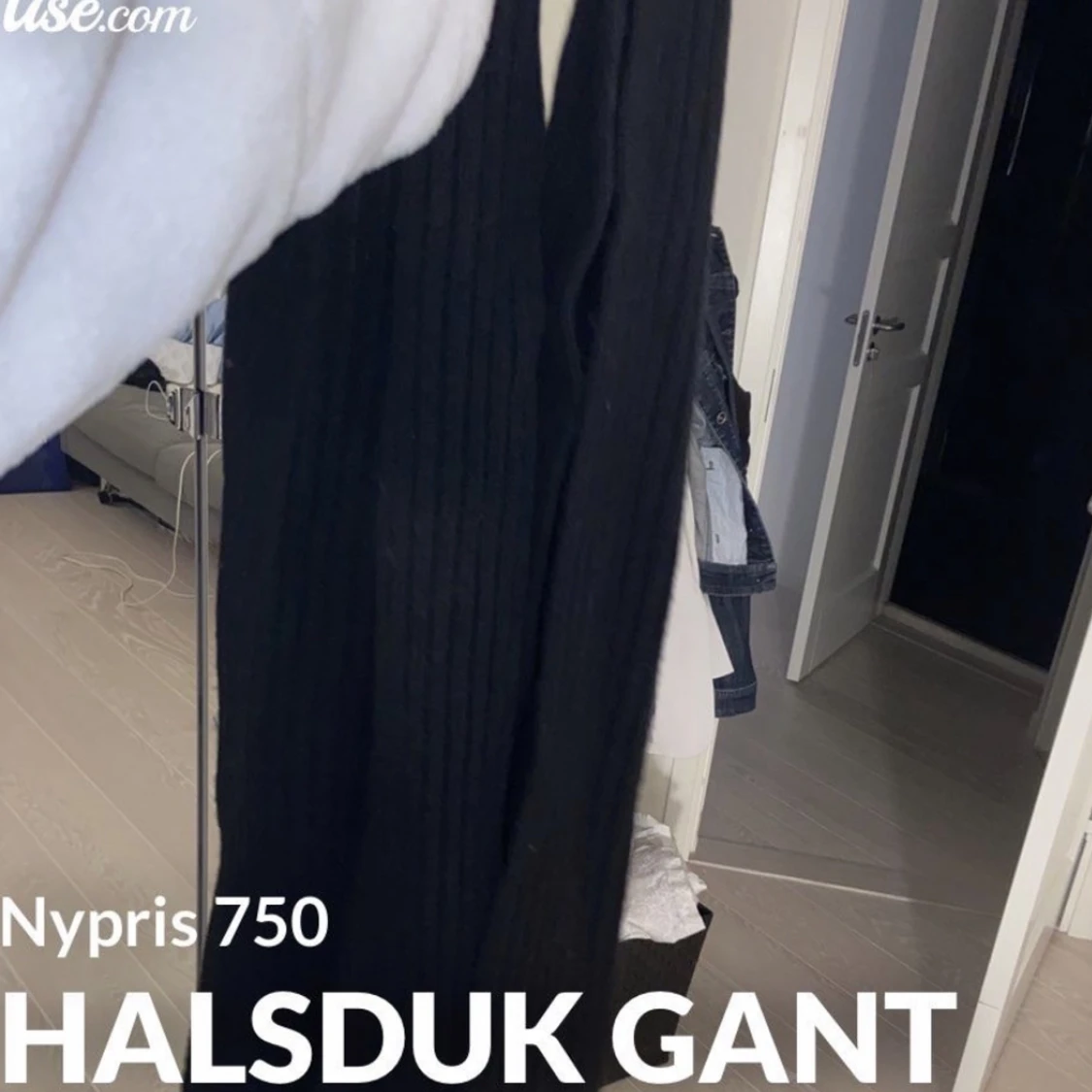 SVART STICKAD HALSDUK FRÅN GANT - 90