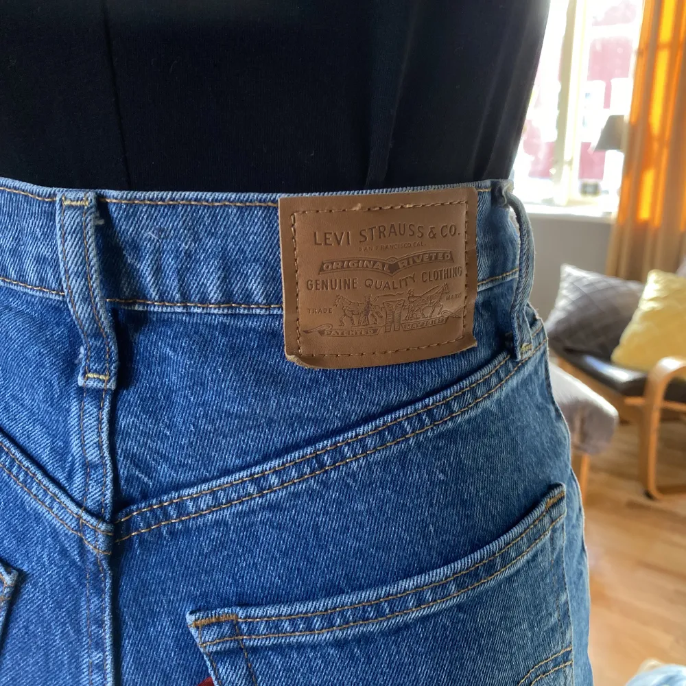 Levis ribcage straight jeans i en snygg blå färg. Tyvärr är dom förstora så kommer inte till användning. Jeansen är avklippta och den inre benlängden är 66cm💛. Jeans & Byxor.