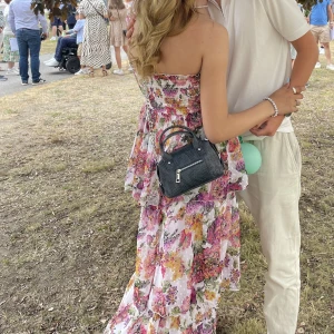 Balklänning - skit fin verkligen. Användes en gång o de va på en avslutning! Gör en intressekoll på klänningen! Skriv vid frågor!