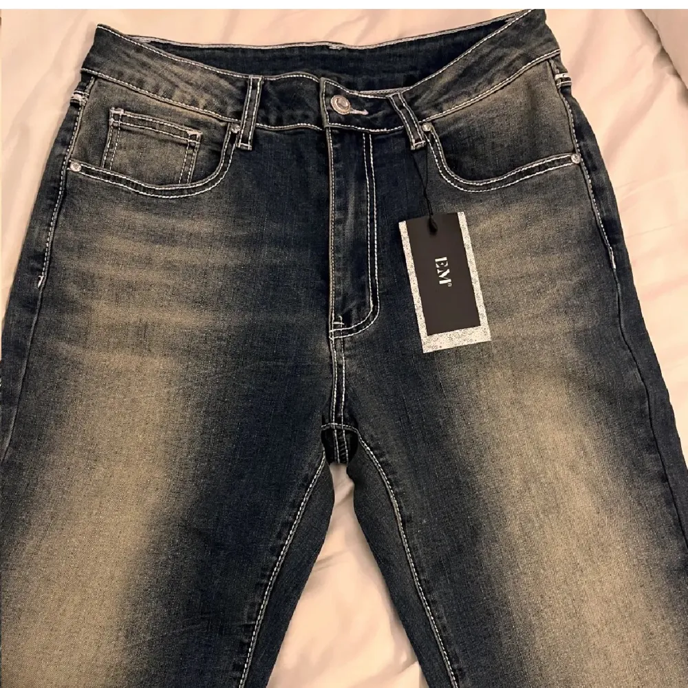 Jättesnygga jeans från Emmiol. Aldrig använda och helt nya med lappen kvar.. Jeans & Byxor.
